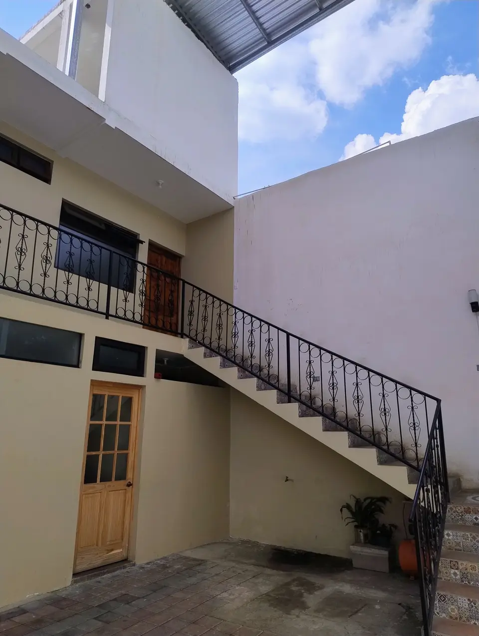Patio con puertas de madera y escalera
